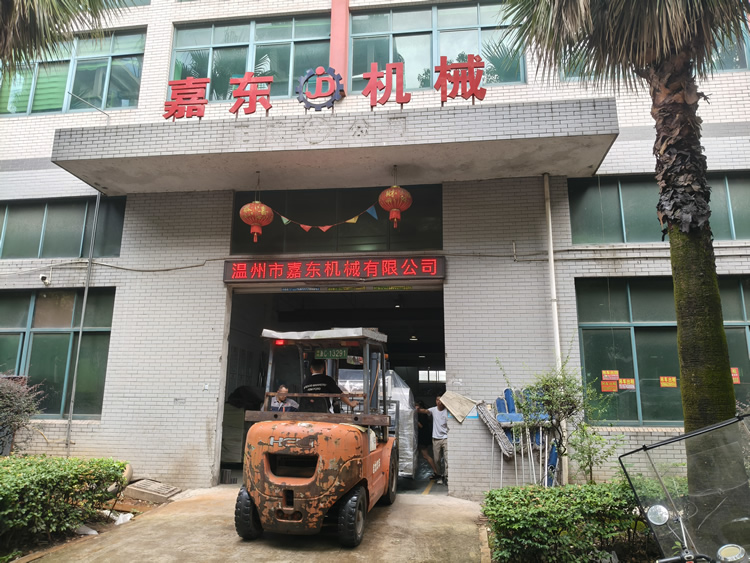 嘉東機(jī)械定制鋁箔壓紋分切一體機(jī)